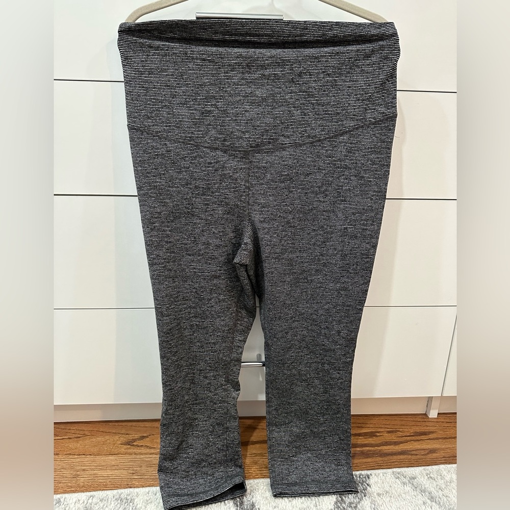 Old Navy Active Maternity cropped pants size L